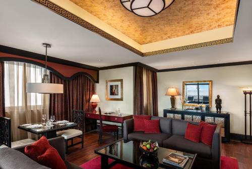 迪拜Oaks Ibn Battuta Gate Dubai的客厅配有沙发和桌子