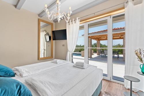 诺瓦瓦斯Villa Grivičić的一间卧室设有一张床和一个大窗户