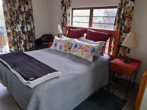 谢普斯敦港The Hideout的卧室配有带枕头的床铺和窗户。
