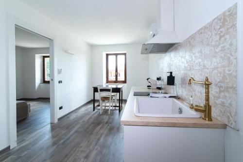 梅罗内LA CORTE SUL LAGO的白色的浴室设有水槽和桌子