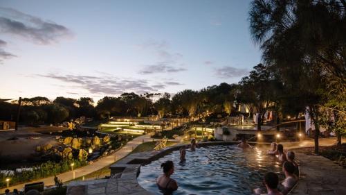 SeafordSeaford Luxe Beach House 2023 BDC Traveller award winner的一群人在公园的游泳池里
