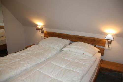诺德代希Seeblick 8 - Luxus direkt am Hafen von Norddeich的一张床上有两个枕头的房间