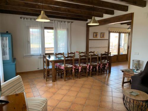 厄尔巴拉克Los Olivos de José的客厅设有餐桌和椅子