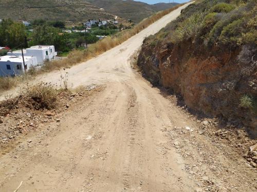 基斯诺斯Cycladic house的山丘上土路,有城 ⁇ 