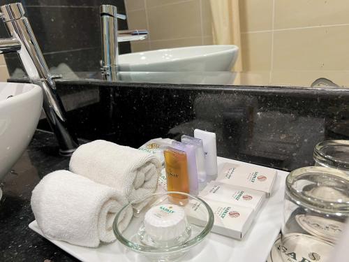老街市Sapaly Lao Cai City Hotel的浴室柜台配有毛巾和产品