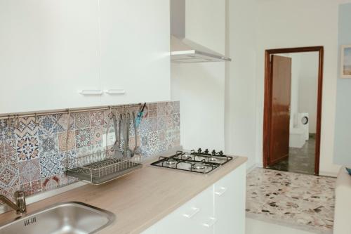 蒙德拉戈内Nupa Apartment的厨房柜台配有炉灶和水槽