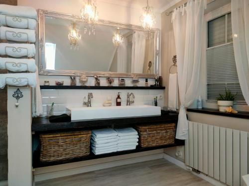 SurwoldLuana`s White Cottage的一间带水槽和镜子的浴室
