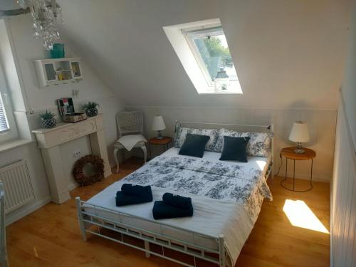 SurwoldLuana`s White Cottage的一间卧室配有一张带蓝色枕头的床。