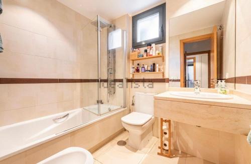卡拉德米哈斯Lets in the Sun - Alamar La Cala de Mijas Apartments的浴室配有盥洗盆、卫生间和浴缸。