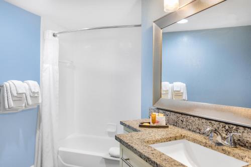 新士麦那海滩Coconut Palms Beach Resort II a Ramada by Wyndham的一间带水槽和镜子的浴室