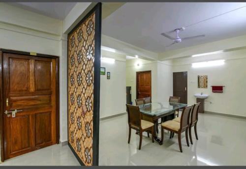 布莱尔港Andaman Castle的一间带桌椅和门的用餐室