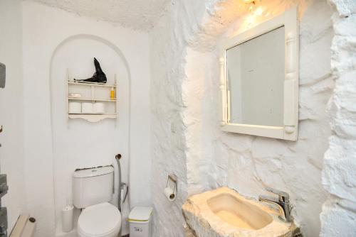 伊兹拉Hydra town, Relaxing patio Panoramic sea view的白色的浴室设有水槽和卫生间。