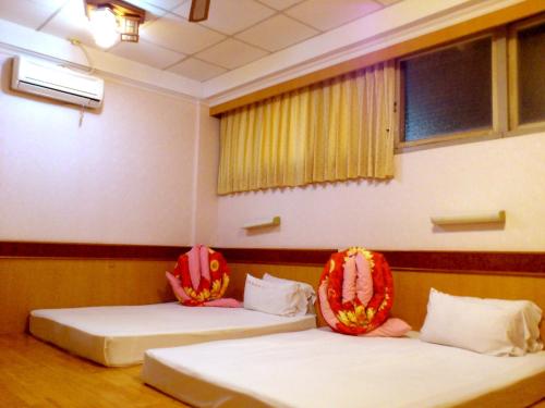 台东金龙旅馆的配有两张床的客房内。