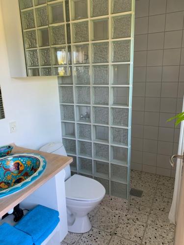 奥贝克Hytten的一间带卫生间、水槽和镜子的浴室