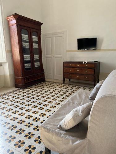 普罗奇达Palazzo Porta的带沙发和梳妆台的客厅