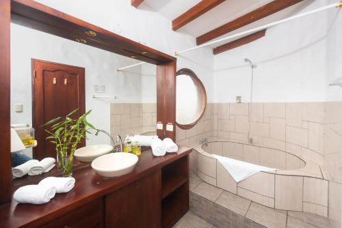 阿约拉港Hostal North Seymour的浴室配有2个盥洗盆和1个浴缸。