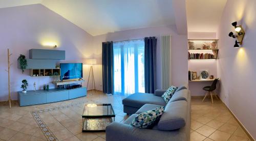 ScoppitoLOVE NEST Abruzzo的带沙发和电视的客厅