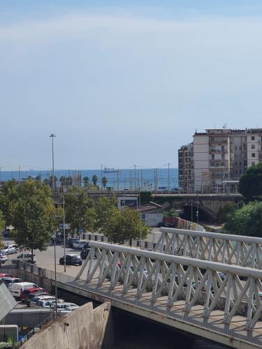 萨莱诺B&B Salerno Urban Suite 57的一座城市上的桥梁,设有停车场
