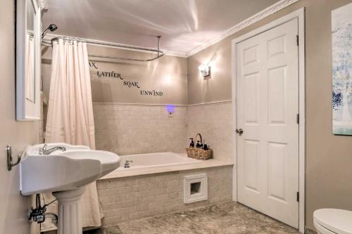 贝莱尔Bel Air Apartment with Pool about 2 Mi to Main St的白色的浴室设有浴缸和水槽。