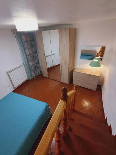 卡普拉罗拉La Casetta的小房间设有床和楼梯