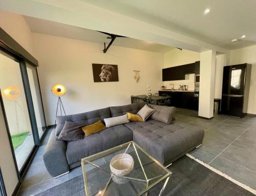 勒芒Residence Belfort的客厅配有沙发和桌子