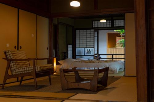 宫岛艾斯莫亚酒店的配有一张床和一张桌子及椅子的房间