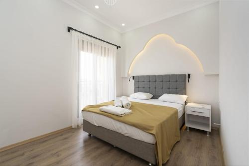 贝莱克Villa w Jacuzzi, Private Pool, Garden in Antalya的一间卧室设有一张大床和一个大窗户