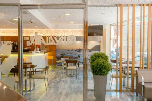 波多诺伏Hotel Atalaya I的餐厅内带桌椅的用餐室