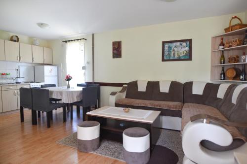兹拉蒂博尔Vila ZLATNI BOR的客厅配有沙发和桌子