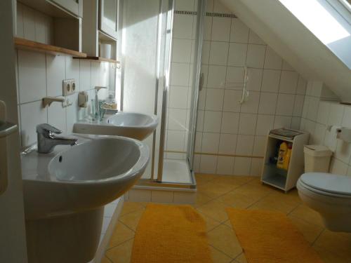 伊策霍Radlerquartier Edendorf的一间带两个盥洗盆和卫生间的浴室