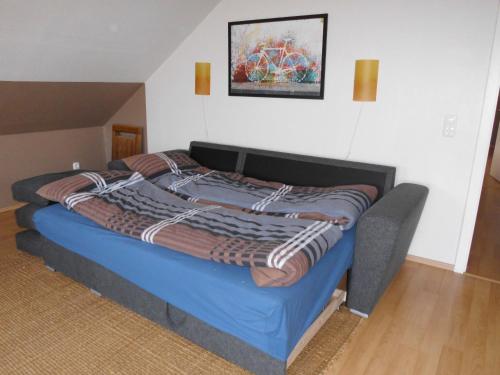 伊策霍Radlerquartier Edendorf的一间卧室配有一张床铺,床上有毯子