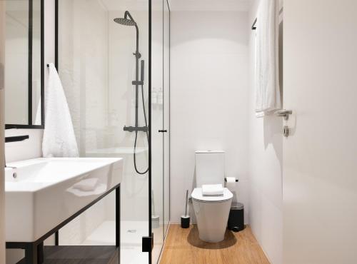 波尔图Catarina Serviced Apartments的浴室配有卫生间、盥洗盆和淋浴。