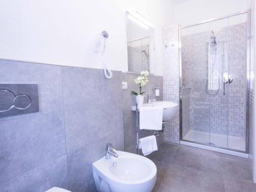 蒙特罗索阿尔马雷祖卡之家旅馆的浴室配有卫生间、盥洗盆和淋浴。