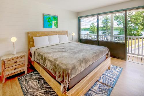 Rivers Rest Resort的一间卧室设有一张床和一个阳台