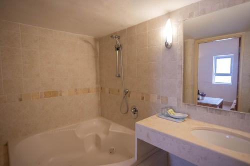 海法马姆海酒店的带浴缸、水槽和镜子的浴室
