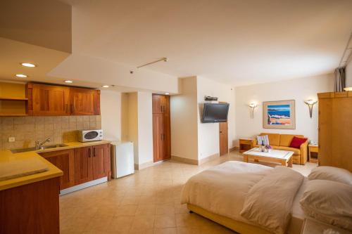 海法马姆海酒店的一间卧室配有一张床,厨房配有水槽