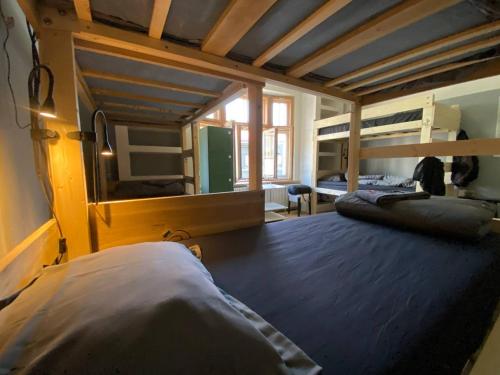 采西斯Boutique Hostel Cesis-X的一间卧室配有两张双层床和镜子