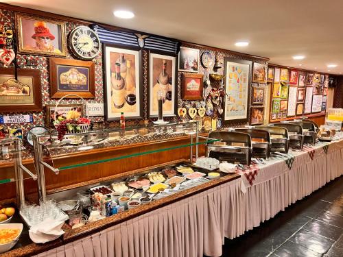 伊瓜苏Hotel Bella Italia的自助餐,展示着许多食物