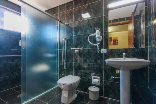 圣保罗For Lovers Jabaquara的带淋浴、卫生间和盥洗盆的浴室