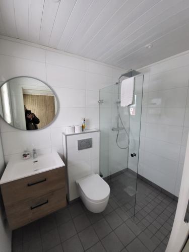 奥镇Å Rorbuer - by Classic Norway Hotels的白色的浴室设有卫生间和淋浴。
