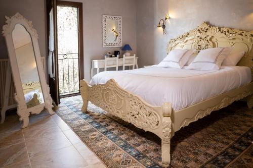 西埃勒河畔科尔德Chambre d'Hôtes Au Jardin Des Saveurs的一间卧室配有一张带白色床单的大床