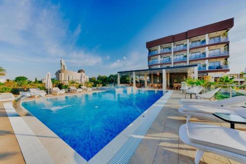 乌尔齐尼狮子酒店的一座带椅子的酒店游泳池以及一座建筑