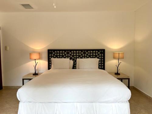 The Hotel Porto Cupecoy客房内的一张或多张床位