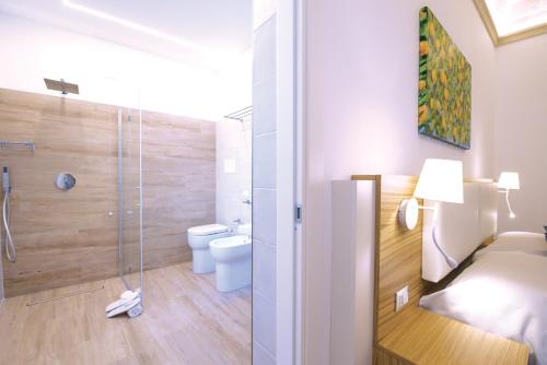 圣维托罗卡波I MORI HOTEL的带淋浴和卫生间的浴室。