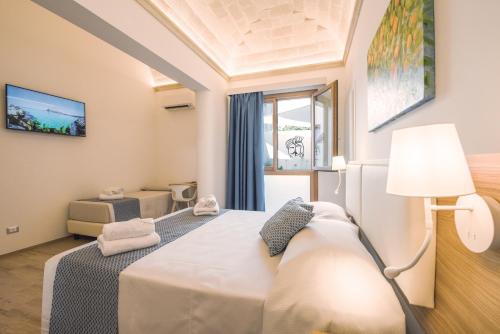 圣维托罗卡波I MORI HOTEL的一间卧室配有床、灯和窗户