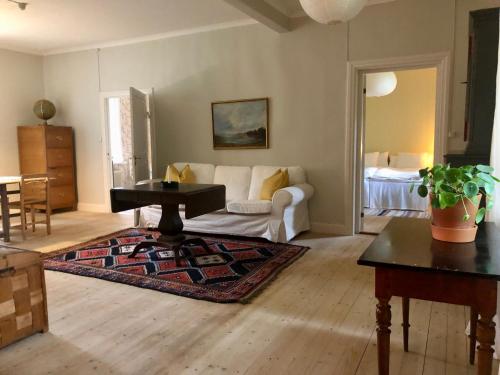 BorgvikBorgviks herrgårdsflygel的客厅配有白色的沙发和桌子