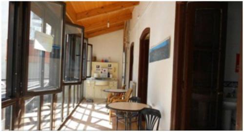 阿斯托加Albergue San Javier - Solo para peregrinos的配有桌椅和厨房的房间
