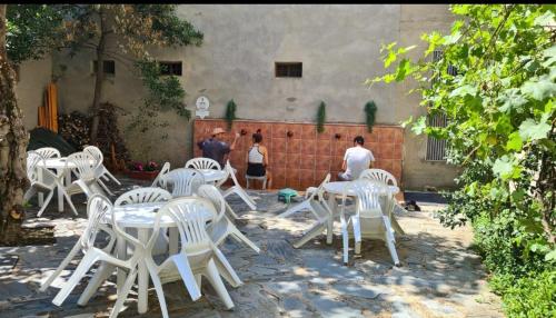 阿斯托加Albergue San Javier - Solo para peregrinos的院子里的一组白色椅子和桌子