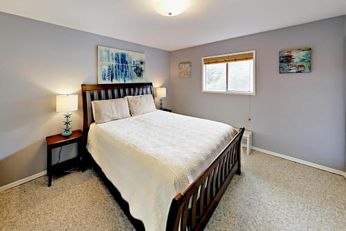新港Blue Waves Overlook的一间卧室设有一张大床和一个窗户。