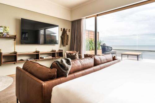 蒙得维的亚Hotel Costanero MGallery - ACCOR的带沙发和大窗户的客厅